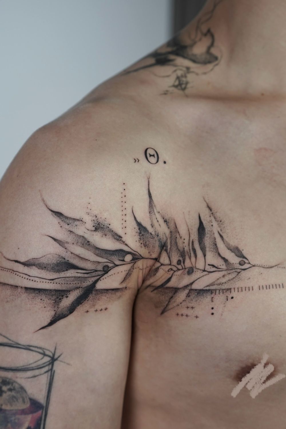 24 Men's Shoulder Tattoo Ideas