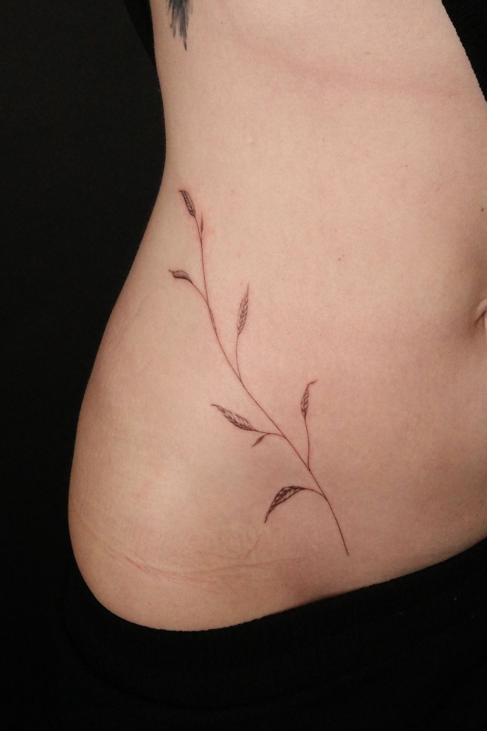 22 Dainty Hip Tattoos Women Will Instantly Fall In Love With